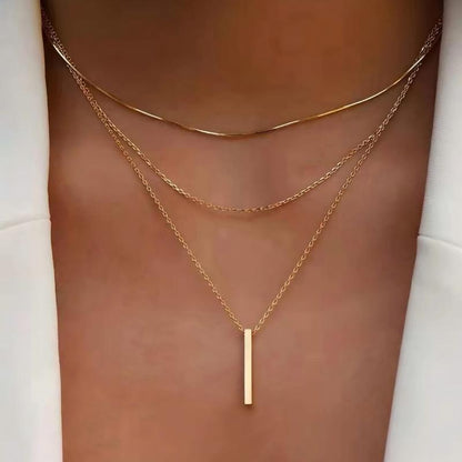 Elegantní vícevrstvý náhrdelník s jemným přívěskem